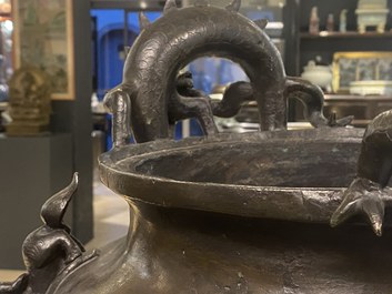 Een zeer grote Chinese bronzen wierookbrander, Xuande merk, Ming