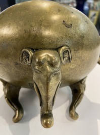 Un br&ucirc;le-parfum en bronze aux anses et pieds en forme d'&eacute;l&eacute;phants, Chine, marque et &eacute;poque de Qianlong
