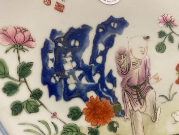 Un plat en porcelaine de Chine famille rose &agrave; d&eacute;cor d'un gar&ccedil;on, un coq, une poule et leurs poussins, marque minyao et &eacute;poque de Qianlong