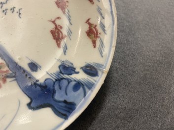Twee Chinese blauw-witte en onderglazuur rode schotels met vissen, Transitie periode