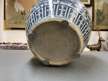 Un aquarium en porcelaine de Chine en bleu et blanc, 19&egrave;me