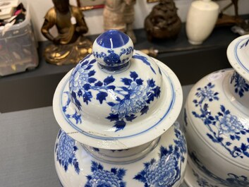 Drie Chinese blauw-witte dekselvazen, Kangxi merk, 19e eeuw