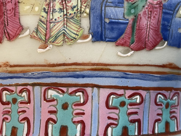Drie Chinese famille rose vazen en een blauw-witte vaas, 19e eeuw