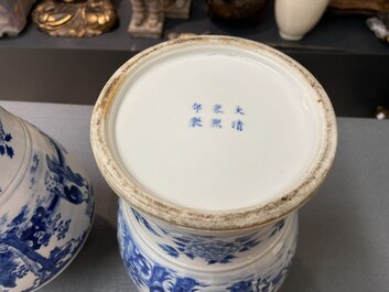 Drie Chinese blauw-witte dekselvazen, Kangxi merk, 19e eeuw