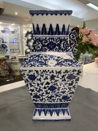 Een Chinese blauw-witte vaas met florale slingers, Qianlong