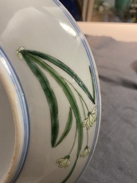 Un plat en porcelaine de Chine famille rose &agrave; d&eacute;cor d'un gar&ccedil;on, un coq, une poule et leurs poussins, marque minyao et &eacute;poque de Qianlong