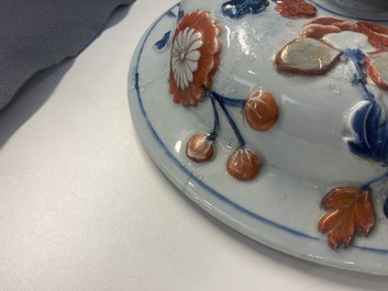 Een uitzonderlijk grote Chinese Imari-stijl dekselvaas met reli&euml;fdecor, Kangxi