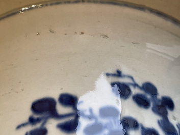 Drie Chinese famille rose vazen en een blauw-witte vaas, 19e eeuw