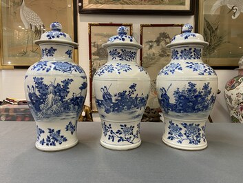 Drie Chinese blauw-witte dekselvazen, Kangxi merk, 19e eeuw