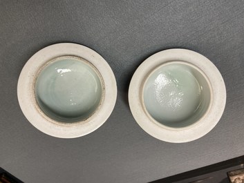 Een paar Chinese wucai dekselpotten, 19/20e eeuw