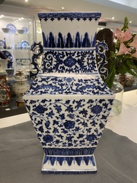 Een Chinese blauw-witte vaas met florale slingers, Qianlong