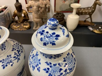 Drie Chinese blauw-witte dekselvazen, Kangxi merk, 19e eeuw