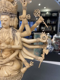 Une grande figure d'Avalokitesvare en ivoire sculpt&eacute;, Chine, 19&egrave;me