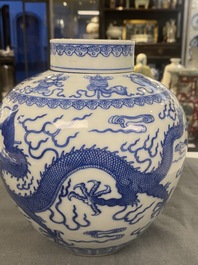 Un pot couvert en porcelaine de Chine en bleu et blanc, marque et peut-&ecirc;tre &eacute;poque de Qianlong