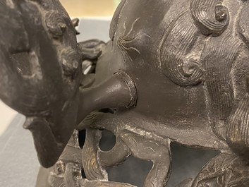 Een zeer grote Chinese bronzen wierookbrander, Xuande merk, Ming