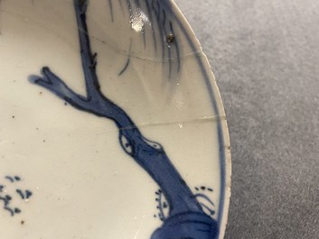 Twee Chinese blauw-witte en onderglazuur rode schotels met vissen, Transitie periode