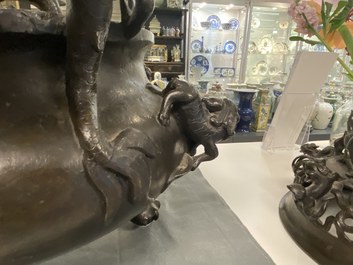Een zeer grote Chinese bronzen wierookbrander, Xuande merk, Ming