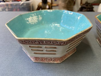 Een paar Chinese octagonale kommen met trigrammen, Tongzhi merk en periode