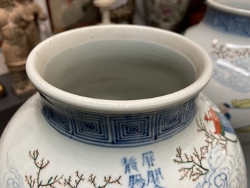 Een paar Chinese wucai dekselpotten, 19/20e eeuw