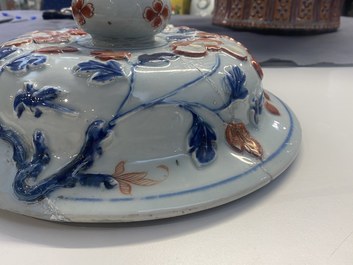 Een uitzonderlijk grote Chinese Imari-stijl dekselvaas met reli&euml;fdecor, Kangxi