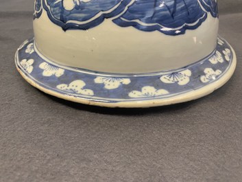 Een paar grote Chinese blauw-witte dekselvazen, 19e eeuw