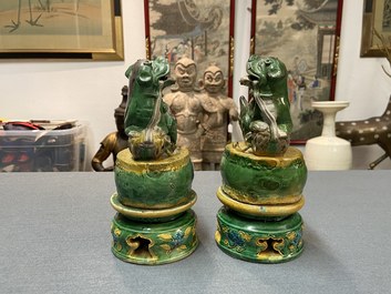 Une paire de porte-encens en forme de lions bouddhistes en biscuit &eacute;maill&eacute; sancai, Ming