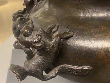 Een zeer grote Chinese bronzen wierookbrander, Xuande merk, Ming