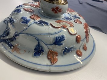 Een uitzonderlijk grote Chinese Imari-stijl dekselvaas met reli&euml;fdecor, Kangxi