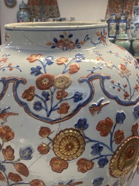 Een uitzonderlijk grote Chinese Imari-stijl dekselvaas met reli&euml;fdecor, Kangxi