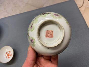 Een diverse collectie Chinees blauw-wit en famille rose porselein, 19/20e eeuw