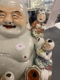 Een Chinese famille rose figuur van Boeddha, zegelmerk, 19/20e eeuw
