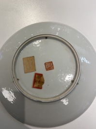 Une paire d'assiettes en porcelaine de Chine famille rose &agrave; d&eacute;cor de femmes dans un jardin, R&eacute;publique