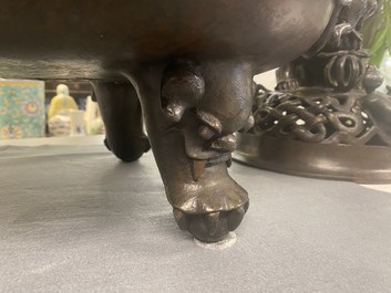 Een zeer grote Chinese bronzen wierookbrander, Xuande merk, Ming