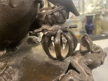 Een zeer grote Chinese bronzen wierookbrander, Xuande merk, Ming