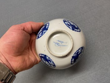 Een diverse collectie Chinees blauw-wit en famille rose porselein, 19/20e eeuw