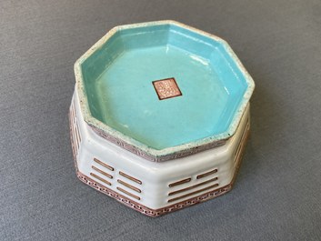 Een paar Chinese octagonale kommen met trigrammen, Tongzhi merk en periode