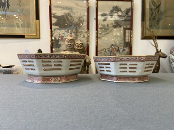 Een paar Chinese octagonale kommen met trigrammen, Tongzhi merk en periode
