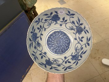 Twee Chinese blauw-witte kommen, Kangxi en Wanli