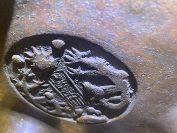 Een zeer grote Chinese bronzen wierookbrander, Xuande merk, Ming