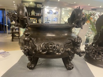 Een zeer grote Chinese bronzen wierookbrander, Xuande merk, Ming
