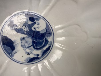 Twee Chinese blauw-witte kommen, Kangxi en Wanli