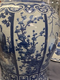 Een paar grote Chinese blauw-witte dekselvazen, 19e eeuw