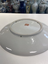 Une paire d'assiettes en porcelaine de Chine famille rose &agrave; d&eacute;cor de femmes dans un jardin, R&eacute;publique