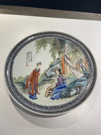 Une paire d'assiettes en porcelaine de Chine famille rose &agrave; d&eacute;cor de femmes dans un jardin, R&eacute;publique
