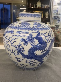 Un pot couvert en porcelaine de Chine en bleu et blanc, marque et peut-&ecirc;tre &eacute;poque de Qianlong