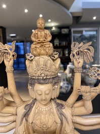 Une grande figure d'Avalokitesvare en ivoire sculpt&eacute;, Chine, 19&egrave;me