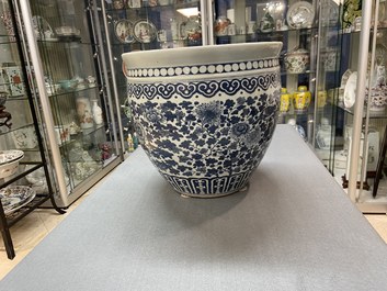Un aquarium en porcelaine de Chine en bleu et blanc, 19&egrave;me