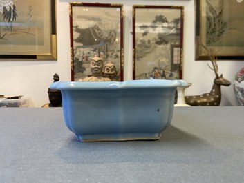 Une jardini&egrave;re en porcelaine de Chine bleu de lavande monochrome sur socle en bois sculpt&eacute;, marque de Yongzheng, R&eacute;publique