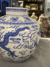 Un pot couvert en porcelaine de Chine en bleu et blanc, marque et peut-&ecirc;tre &eacute;poque de Qianlong