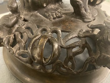 Een zeer grote Chinese bronzen wierookbrander, Xuande merk, Ming